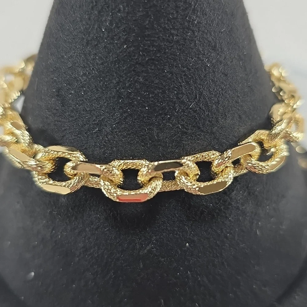 Elegant Gold Chain Bracelet
